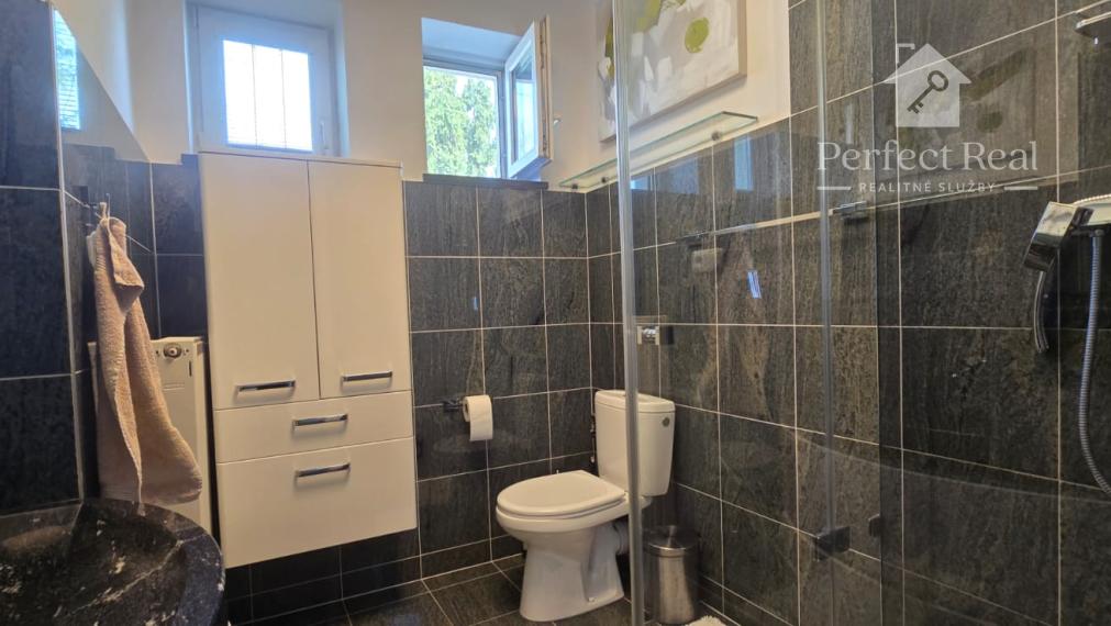 Krásny, plne zariadený rodinný dom s nádhernou záhradou v Topoľníkoch