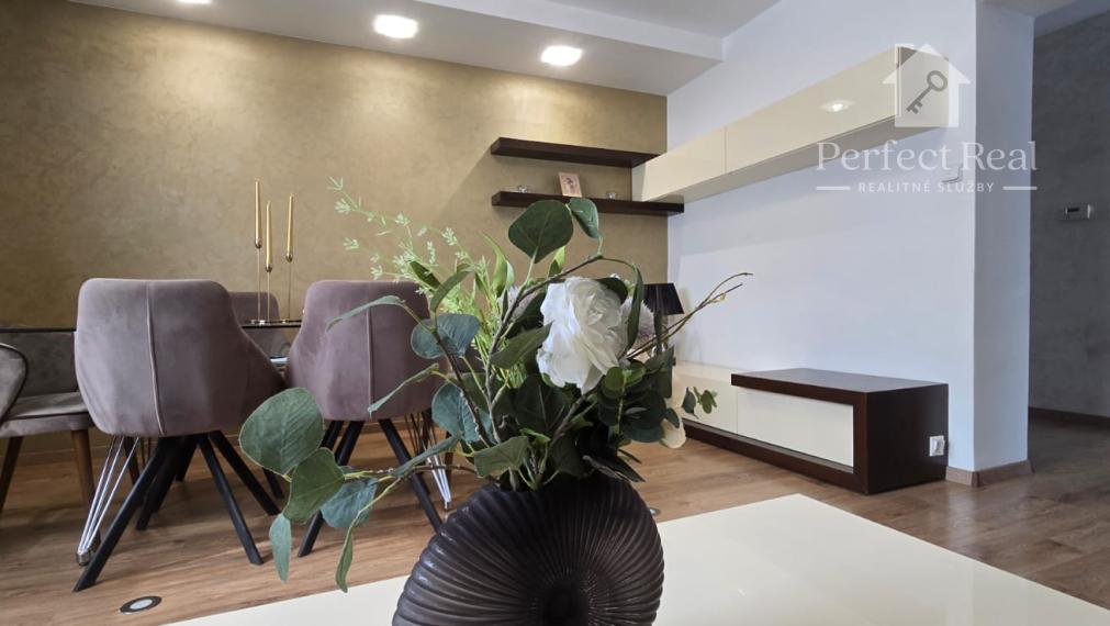 Krásny, plne zariadený rodinný dom s nádhernou záhradou v Topoľníkoch