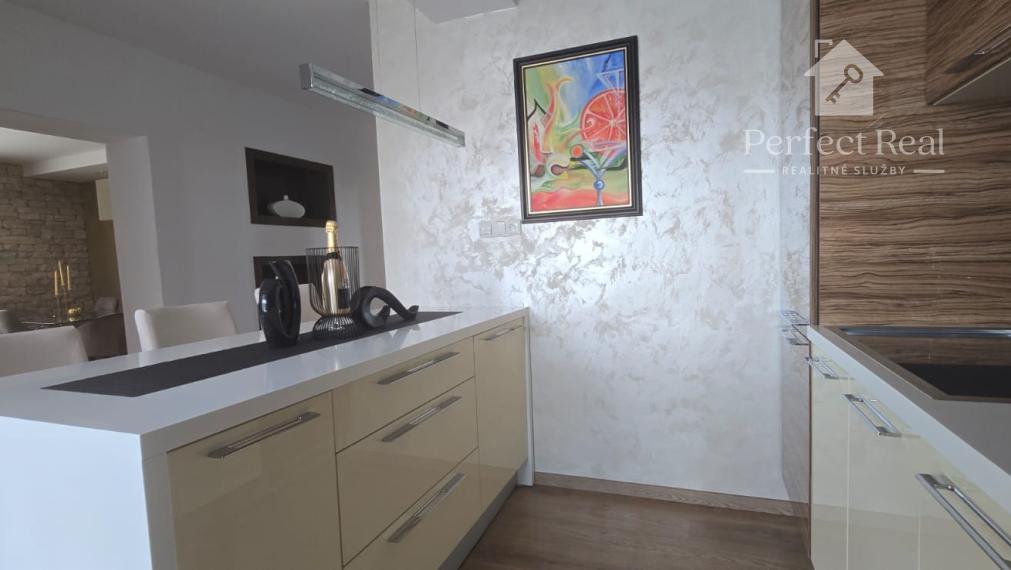 Krásny, plne zariadený rodinný dom s nádhernou záhradou v Topoľníkoch