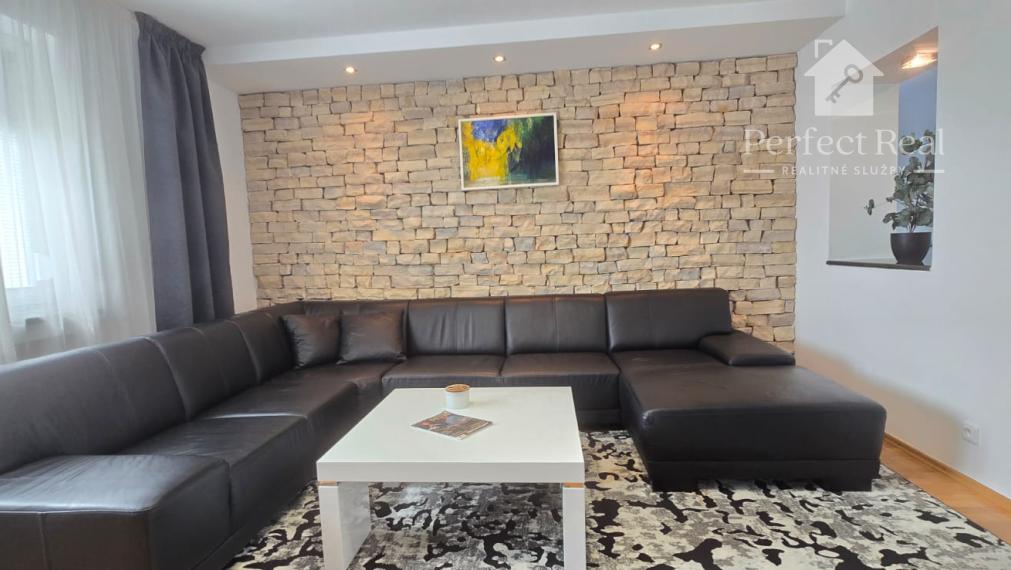 Krásny, plne zariadený rodinný dom s nádhernou záhradou v Topoľníkoch