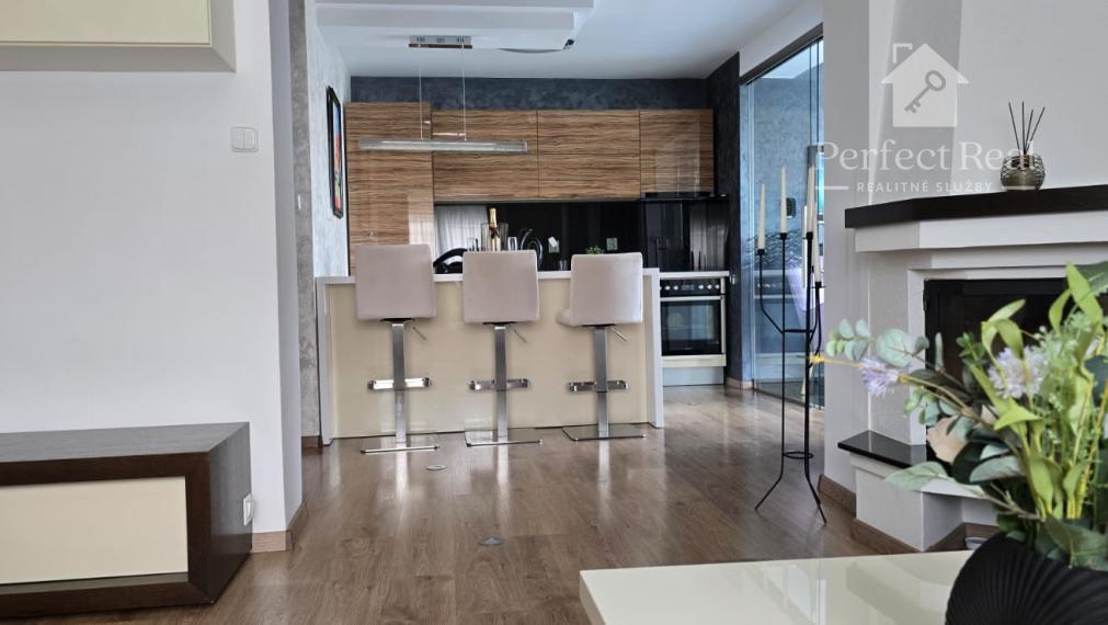 Krásny, plne zariadený rodinný dom s nádhernou záhradou v Topoľníkoch