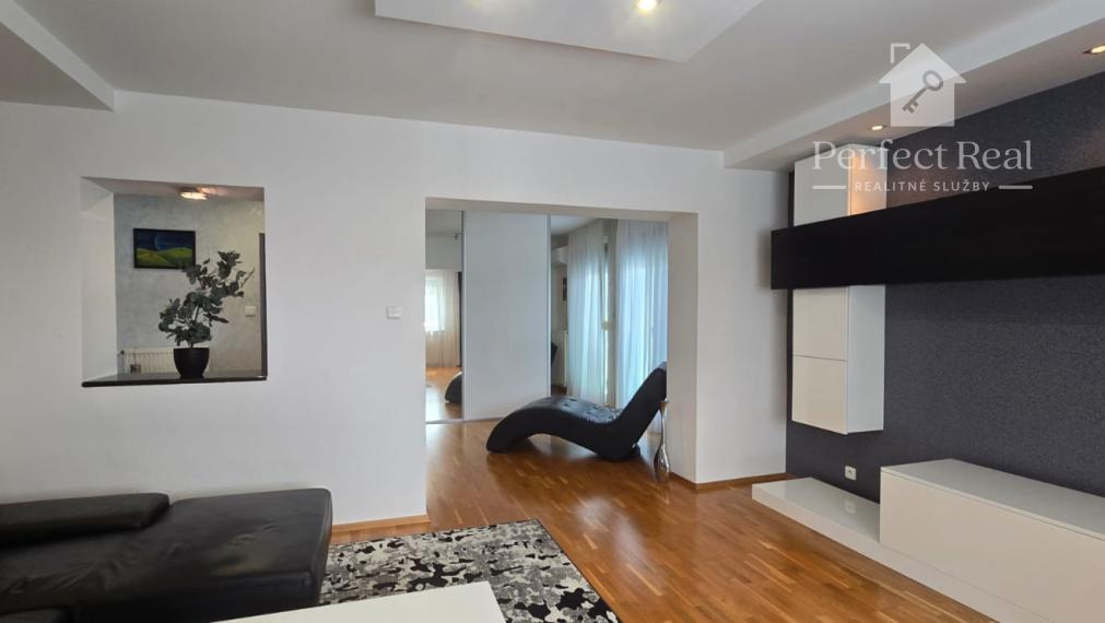 Krásny, plne zariadený rodinný dom s nádhernou záhradou v Topoľníkoch