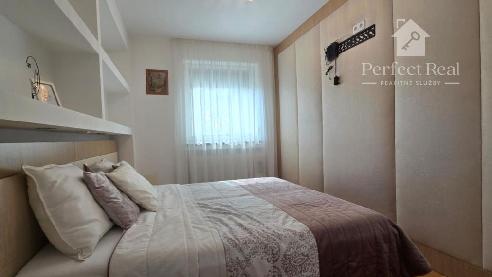 Krásny, plne zariadený rodinný dom s nádhernou záhradou v Topoľníkoch