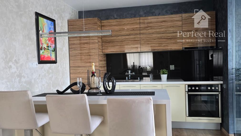 Krásny, plne zariadený rodinný dom s nádhernou záhradou v Topoľníkoch