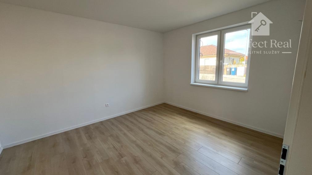 Veľkometrážna, 4 izbová novostavba v štandardnom prevedení v Šamoríne, časť Bučuháza- tepelné čerpadlo