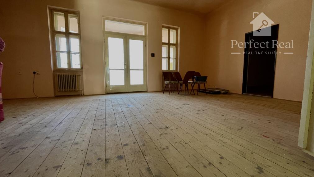 Lukratívny, veľký pozemok so starým domom- vhodný na výstavbu