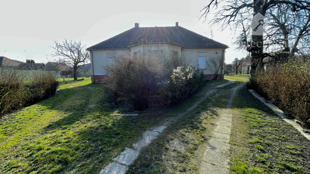 Lukratívny, veľký pozemok so starým domom- vhodný na výstavbu