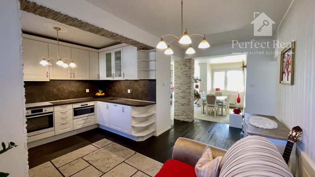 EXKLUZÍVNY 4-IZBOVÝ BYT S VEĽKOU TERASOU A GARÁŽOU V UZAVRETOM AREÁLI – HRADNÝ KOPEC, MUDROŇOVA ULICA- STARÉ MESTO