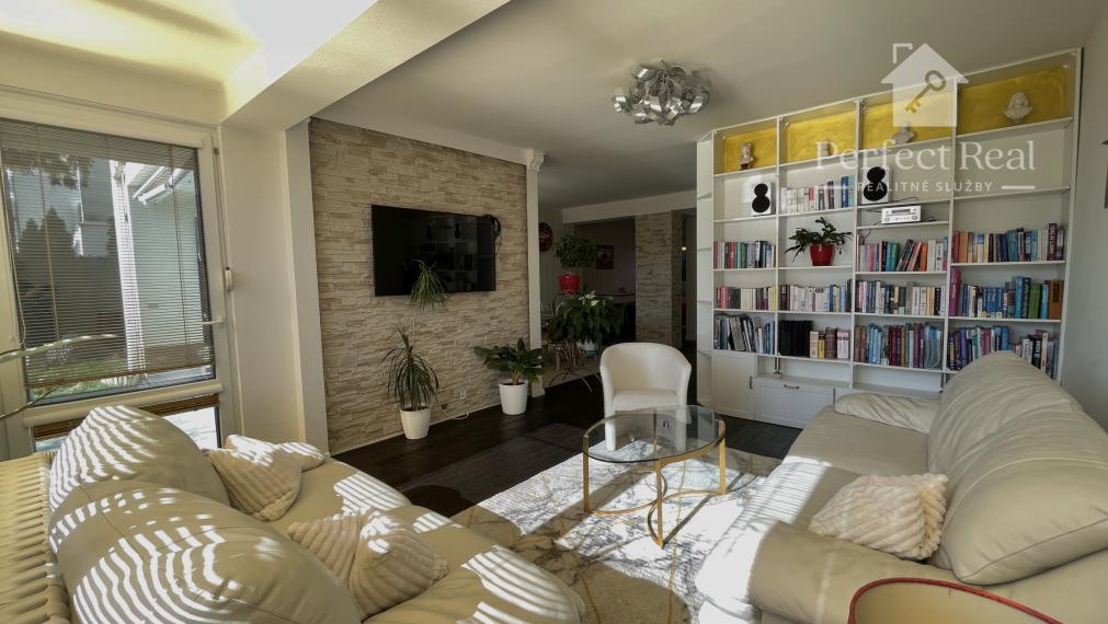 EXKLUZÍVNY 4-IZBOVÝ BYT S VEĽKOU TERASOU A GARÁŽOU V UZAVRETOM AREÁLI – HRADNÝ KOPEC, MUDROŇOVA ULICA- STARÉ MESTO