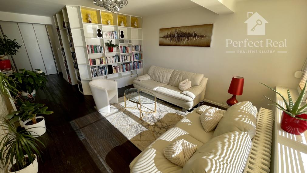 EXKLUZÍVNY 4-IZBOVÝ BYT S VEĽKOU TERASOU A GARÁŽOU V UZAVRETOM AREÁLI – HRADNÝ KOPEC, MUDROŇOVA ULICA- STARÉ MESTO