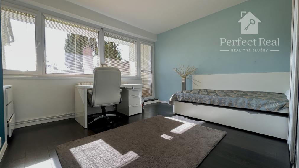 EXKLUZÍVNY 4-IZBOVÝ BYT S VEĽKOU TERASOU A GARÁŽOU V UZAVRETOM AREÁLI – HRADNÝ KOPEC, MUDROŇOVA ULICA- STARÉ MESTO