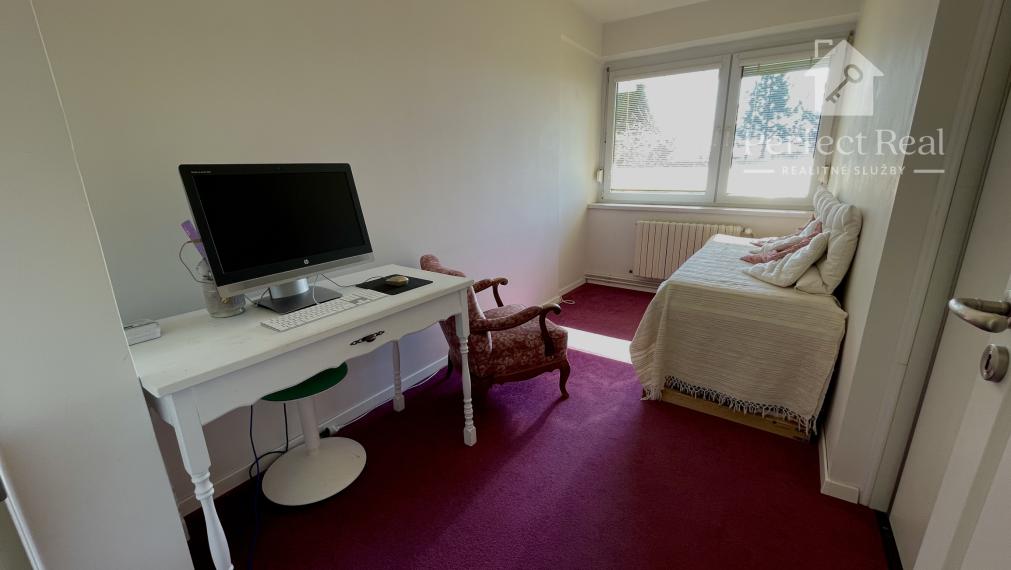 EXKLUZÍVNY 4-IZBOVÝ BYT S VEĽKOU TERASOU A GARÁŽOU V UZAVRETOM AREÁLI – HRADNÝ KOPEC, MUDROŇOVA ULICA- STARÉ MESTO