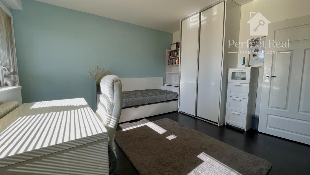 EXKLUZÍVNY 4-IZBOVÝ BYT S VEĽKOU TERASOU A GARÁŽOU V UZAVRETOM AREÁLI – HRADNÝ KOPEC, MUDROŇOVA ULICA- STARÉ MESTO