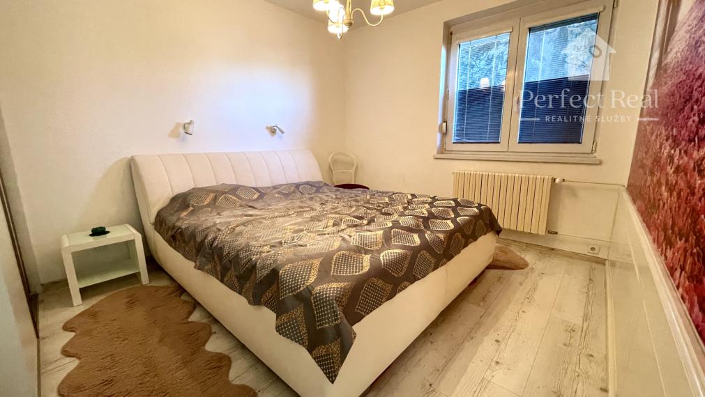 EXKLUZÍVNY 4-IZBOVÝ BYT S VEĽKOU TERASOU A GARÁŽOU V UZAVRETOM AREÁLI – HRADNÝ KOPEC, MUDROŇOVA ULICA- STARÉ MESTO