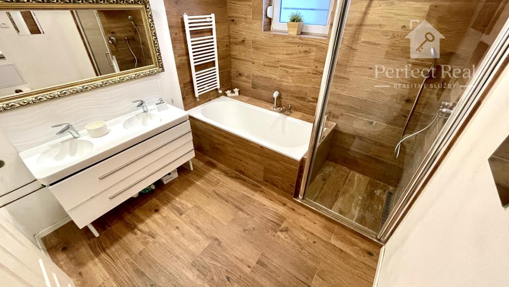 EXKLUZÍVNY 4-IZBOVÝ BYT S VEĽKOU TERASOU A GARÁŽOU V UZAVRETOM AREÁLI – HRADNÝ KOPEC, MUDROŇOVA ULICA- STARÉ MESTO