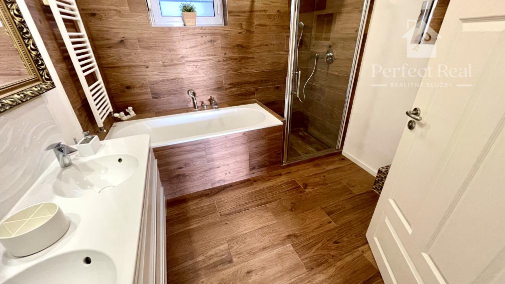 EXKLUZÍVNY 4-IZBOVÝ BYT S VEĽKOU TERASOU A GARÁŽOU V UZAVRETOM AREÁLI – HRADNÝ KOPEC, MUDROŇOVA ULICA- STARÉ MESTO