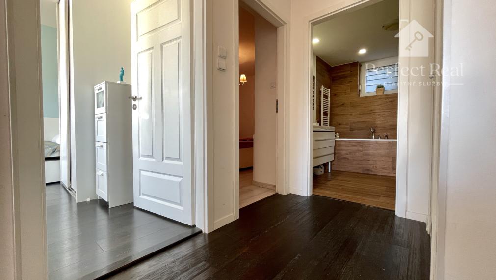 EXKLUZÍVNY 4-IZBOVÝ BYT S VEĽKOU TERASOU A GARÁŽOU V UZAVRETOM AREÁLI – HRADNÝ KOPEC, MUDROŇOVA ULICA- STARÉ MESTO