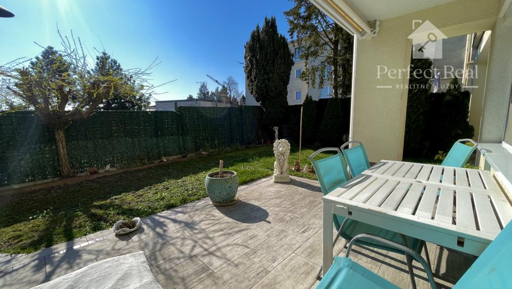 EXKLUZÍVNY 4-IZBOVÝ BYT S VEĽKOU TERASOU A GARÁŽOU V UZAVRETOM AREÁLI – HRADNÝ KOPEC, MUDROŇOVA ULICA- STARÉ MESTO