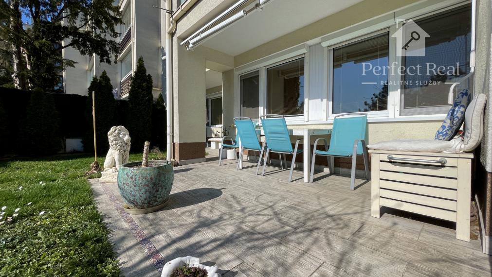 EXKLUZÍVNY 4-IZBOVÝ BYT S VEĽKOU TERASOU A GARÁŽOU V UZAVRETOM AREÁLI – HRADNÝ KOPEC, MUDROŇOVA ULICA- STARÉ MESTO