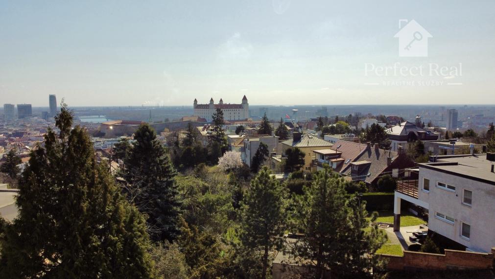 EXKLUZÍVNY 4-IZBOVÝ BYT S VEĽKOU TERASOU A GARÁŽOU V UZAVRETOM AREÁLI – HRADNÝ KOPEC, MUDROŇOVA ULICA- STARÉ MESTO