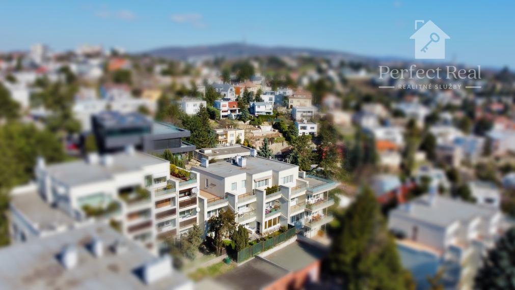 EXKLUZÍVNY 4-IZBOVÝ BYT S VEĽKOU TERASOU A GARÁŽOU V UZAVRETOM AREÁLI – HRADNÝ KOPEC, MUDROŇOVA ULICA- STARÉ MESTO