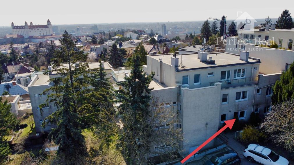 EXKLUZÍVNY 4-IZBOVÝ BYT S VEĽKOU TERASOU A GARÁŽOU V UZAVRETOM AREÁLI – HRADNÝ KOPEC, MUDROŇOVA ULICA- STARÉ MESTO