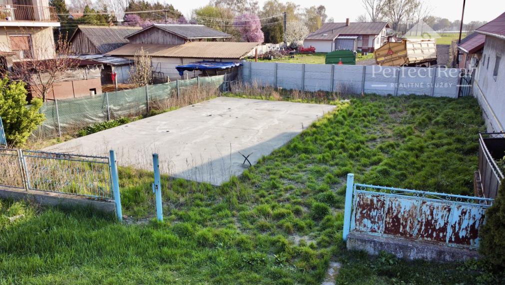 Pripravený na stavbu: Pozemok so základovou doskou v obci Pataš