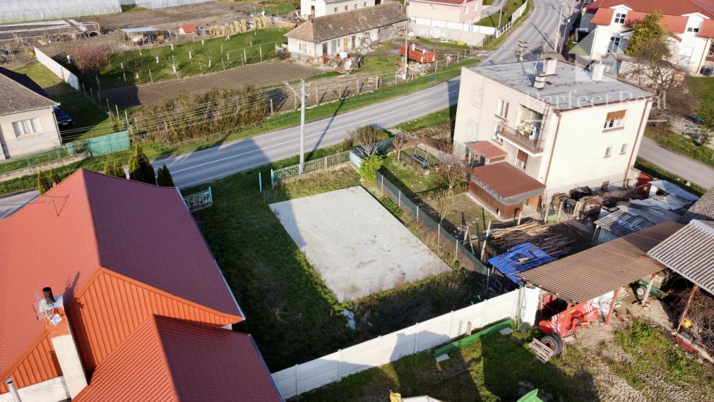 Pripravený na stavbu: Pozemok so základovou doskou v obci Pataš