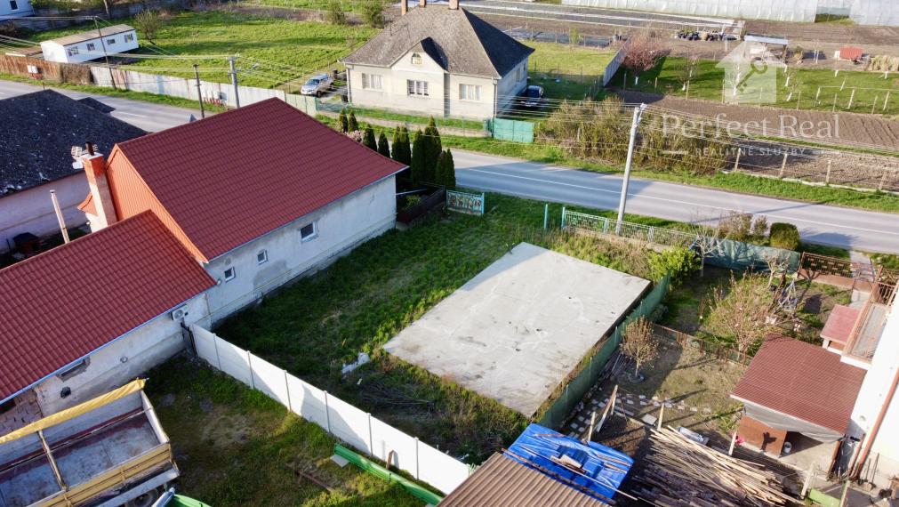 Pripravený na stavbu: Pozemok so základovou doskou v obci Pataš