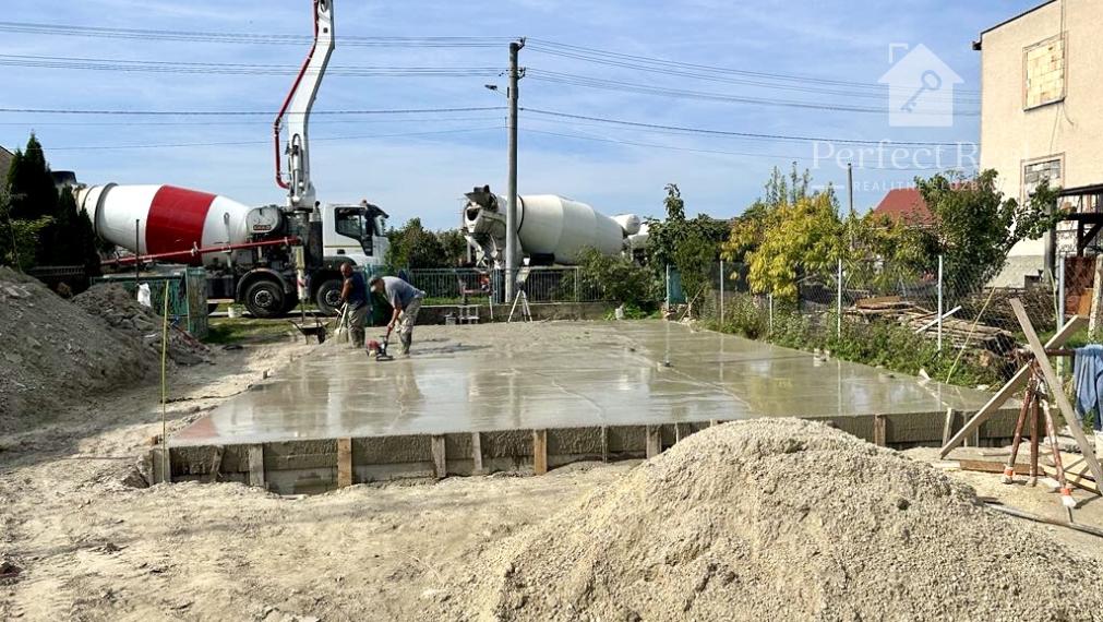 Pripravený na stavbu: Pozemok so základovou doskou v obci Pataš