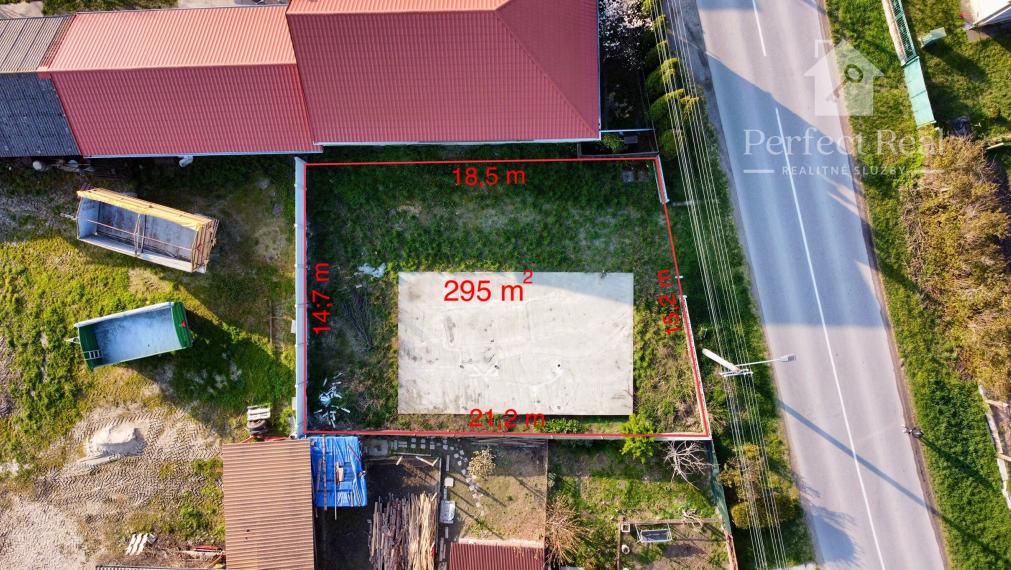 Pripravený na stavbu: Pozemok so základovou doskou v obci Pataš