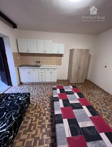 12 apartmánov + 2 domy + 2 garáže + pozemok,  Veľký Meder