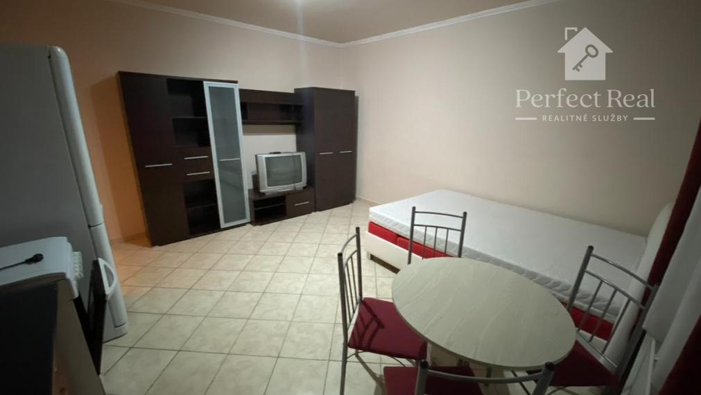 12 apartmánov + 2 domy + 2 garáže + pozemok,  Veľký Meder