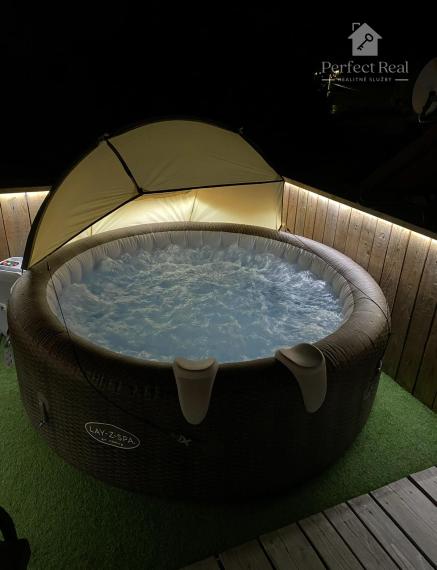 12 apartmánov + 2 domy + 2 garáže + pozemok,  Veľký Meder