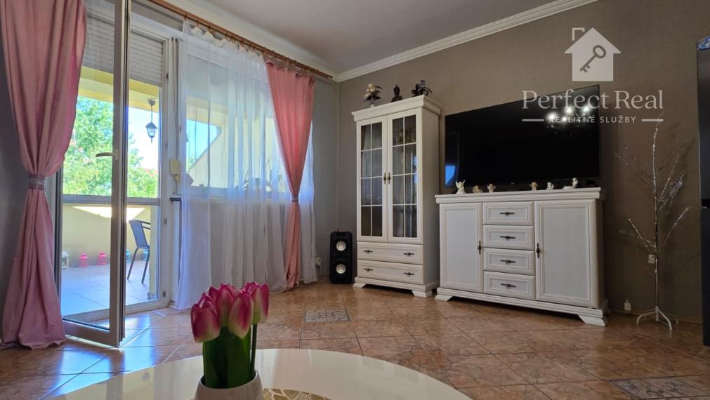 Trojizbový byt s vlastným kúrením, veľkou terasou v obľúbenej lokalite Dunajskej Stredy na predaj