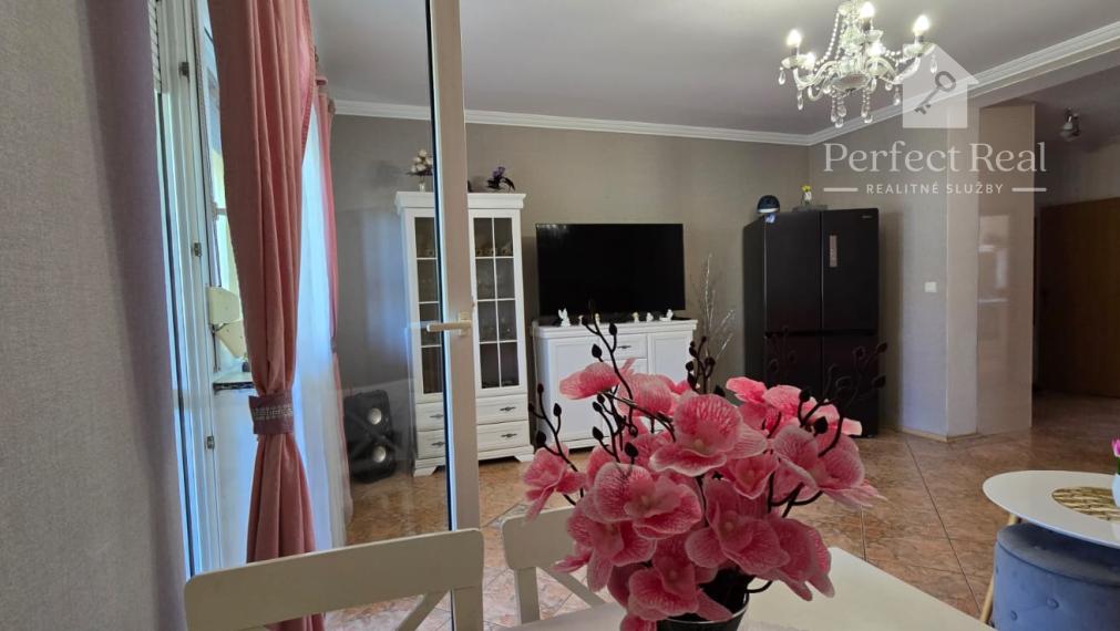 Trojizbový byt s vlastným kúrením, veľkou terasou v obľúbenej lokalite Dunajskej Stredy na predaj