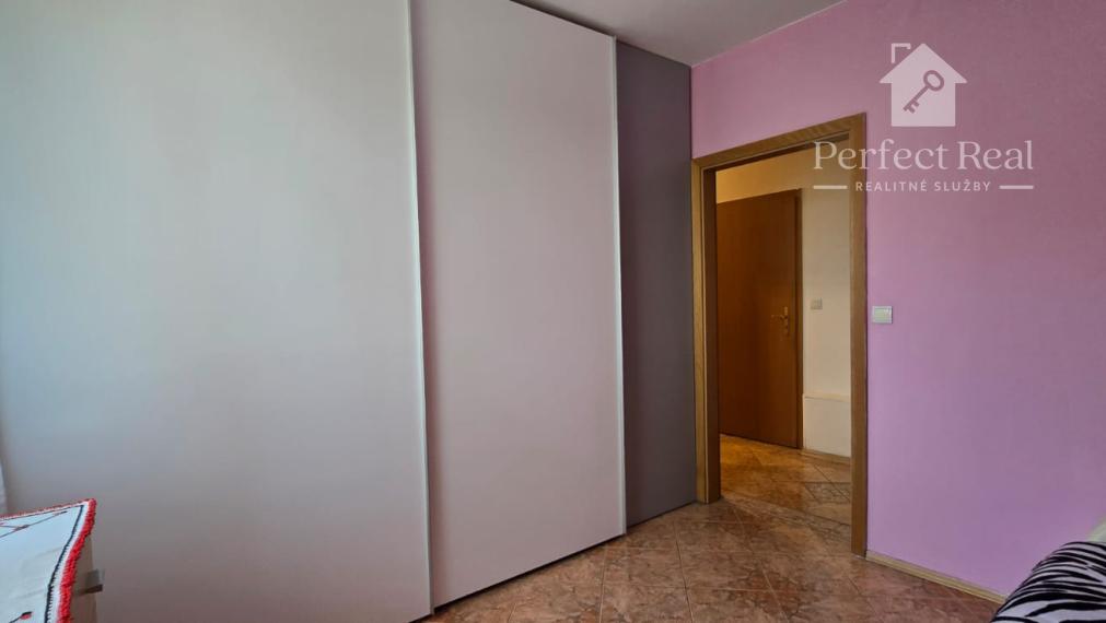 Trojizbový byt s vlastným kúrením, veľkou terasou v obľúbenej lokalite Dunajskej Stredy na predaj