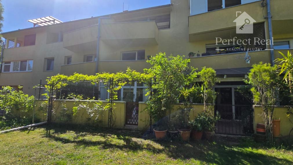 Trojizbový byt s vlastným kúrením, veľkou terasou v obľúbenej lokalite Dunajskej Stredy na predaj