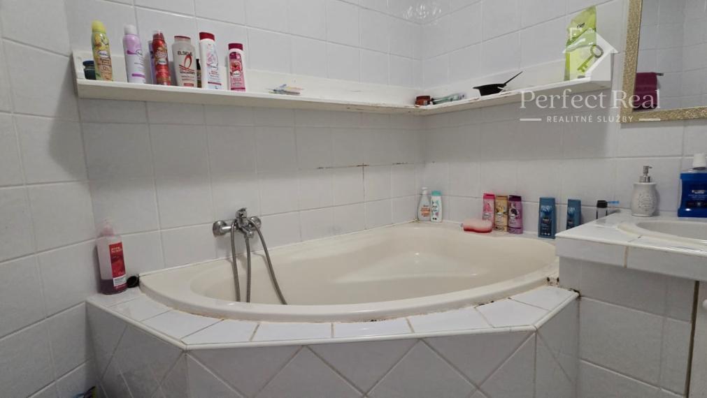 Trojizbový byt s vlastným kúrením, veľkou terasou v obľúbenej lokalite Dunajskej Stredy na predaj