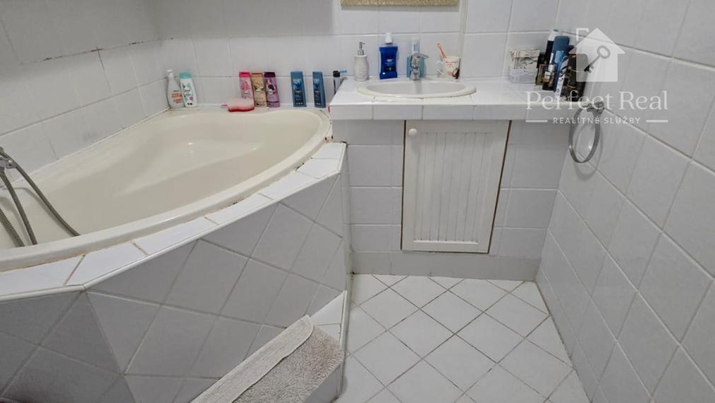 Trojizbový byt s vlastným kúrením, veľkou terasou v obľúbenej lokalite Dunajskej Stredy na predaj