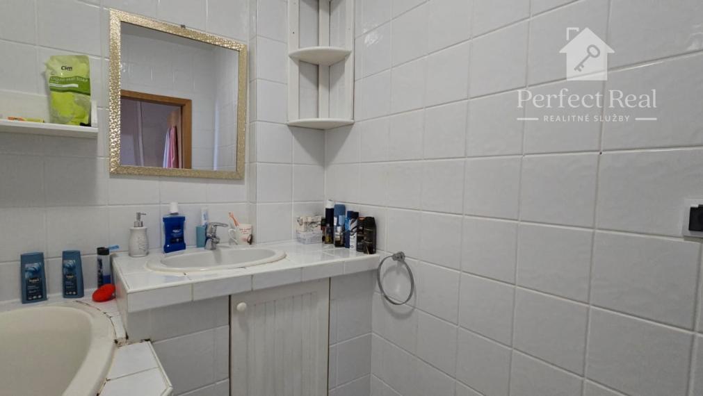 Trojizbový byt s vlastným kúrením, veľkou terasou v obľúbenej lokalite Dunajskej Stredy na predaj