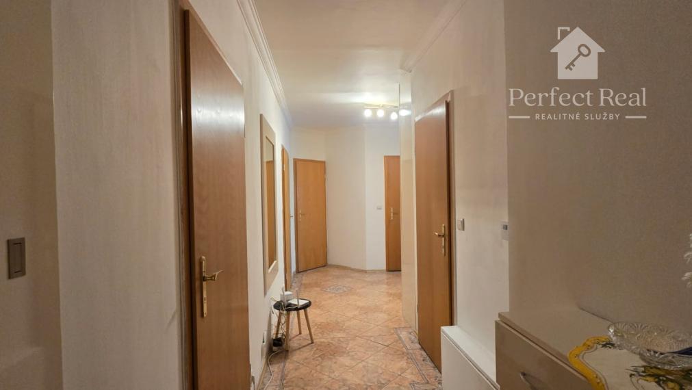 Trojizbový byt s vlastným kúrením, veľkou terasou v obľúbenej lokalite Dunajskej Stredy na predaj