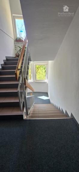 Trojizbový byt s vlastným kúrením, veľkou terasou v obľúbenej lokalite Dunajskej Stredy na predaj