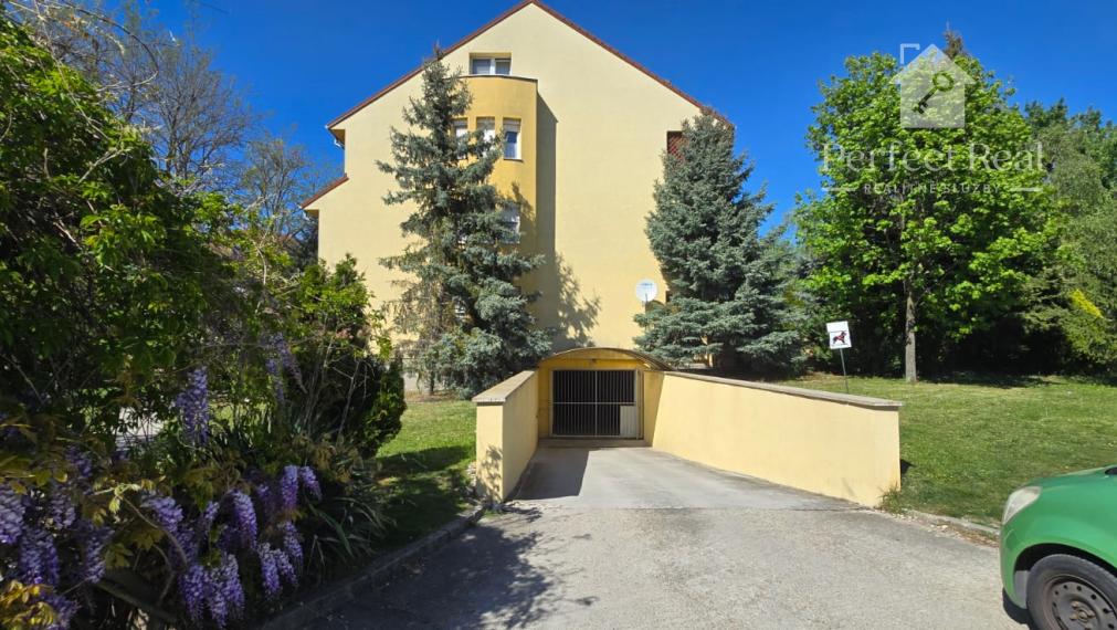 Trojizbový byt s vlastným kúrením, veľkou terasou v obľúbenej lokalite Dunajskej Stredy na predaj