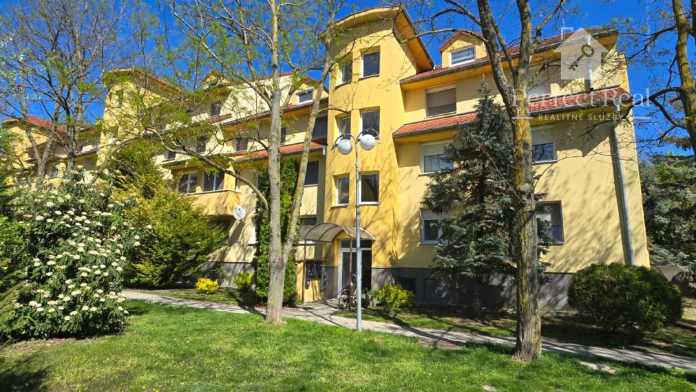 Trojizbový byt s vlastným kúrením, veľkou terasou v obľúbenej lokalite Dunajskej Stredy na predaj