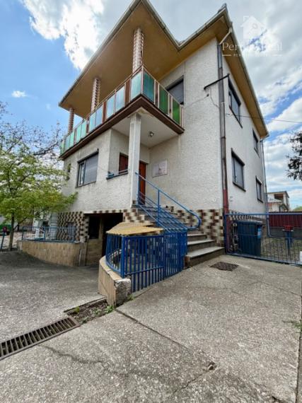 5 izbový dom na predaj + 3 garáže + bazén, obec Rohovce