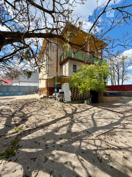 5 izbový dom na predaj + 3 garáže + bazén, obec Rohovce