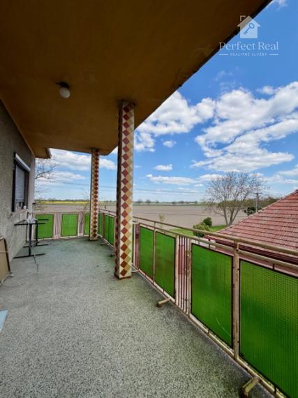 5 izbový dom na predaj + 3 garáže + bazén, obec Rohovce