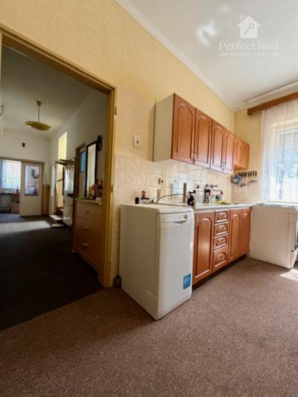 5 izbový dom na predaj + 3 garáže + bazén, obec Rohovce