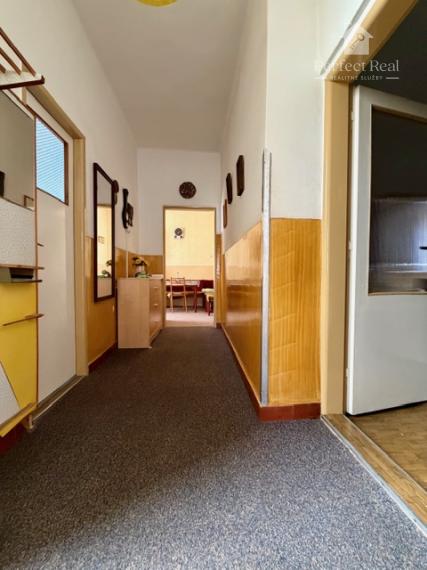 5 izbový dom na predaj + 3 garáže + bazén, obec Rohovce